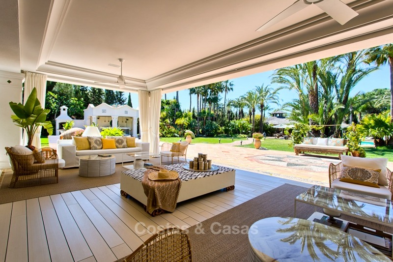 Spectacular beachside luxury villa in Cortijo style for sale in Marbella West 11143 