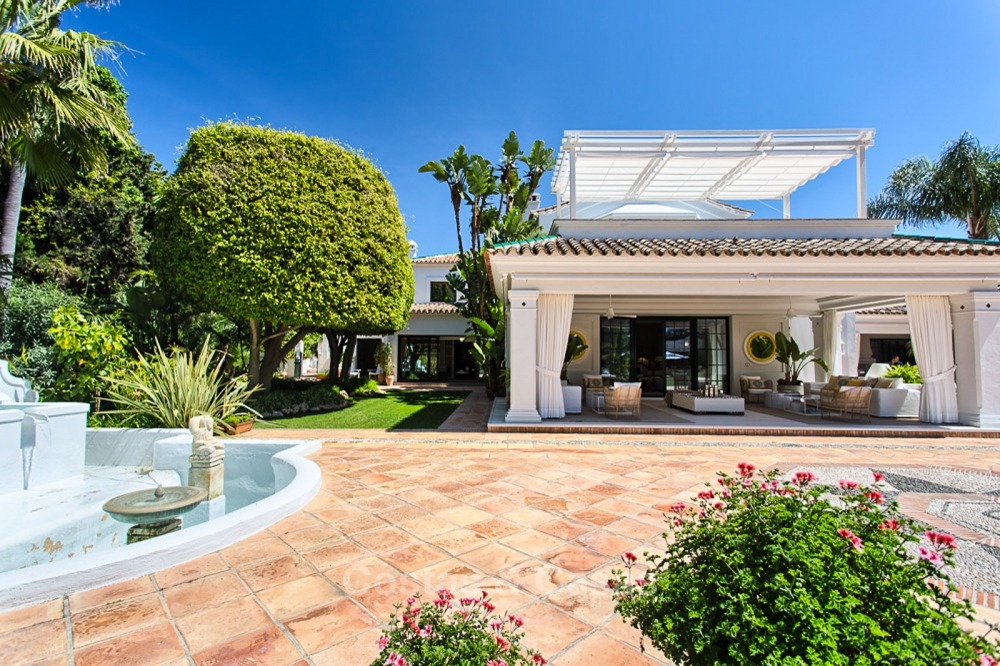 Spectacular beachside luxury villa in Cortijo style for sale in Marbella West 11145