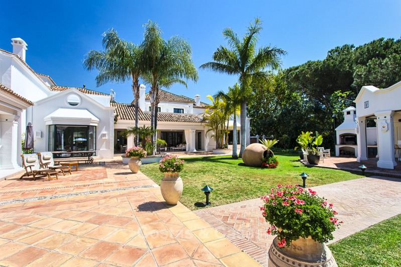 Spectacular beachside luxury villa in Cortijo style for sale in Marbella West 11147 