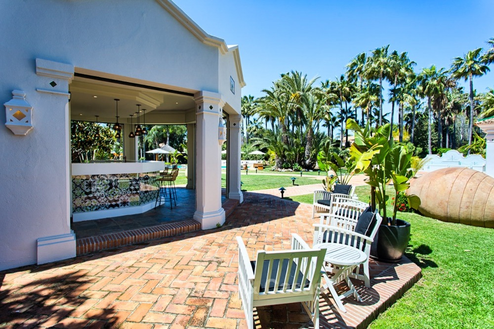 Spectacular beachside luxury villa in Cortijo style for sale in Marbella West 11146