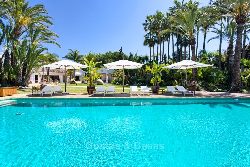 Spectacular beachside luxury villa in Cortijo style for sale in Marbella West 11150 