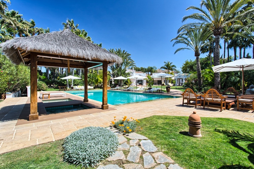 Spectacular beachside luxury villa in Cortijo style for sale in Marbella West 11151