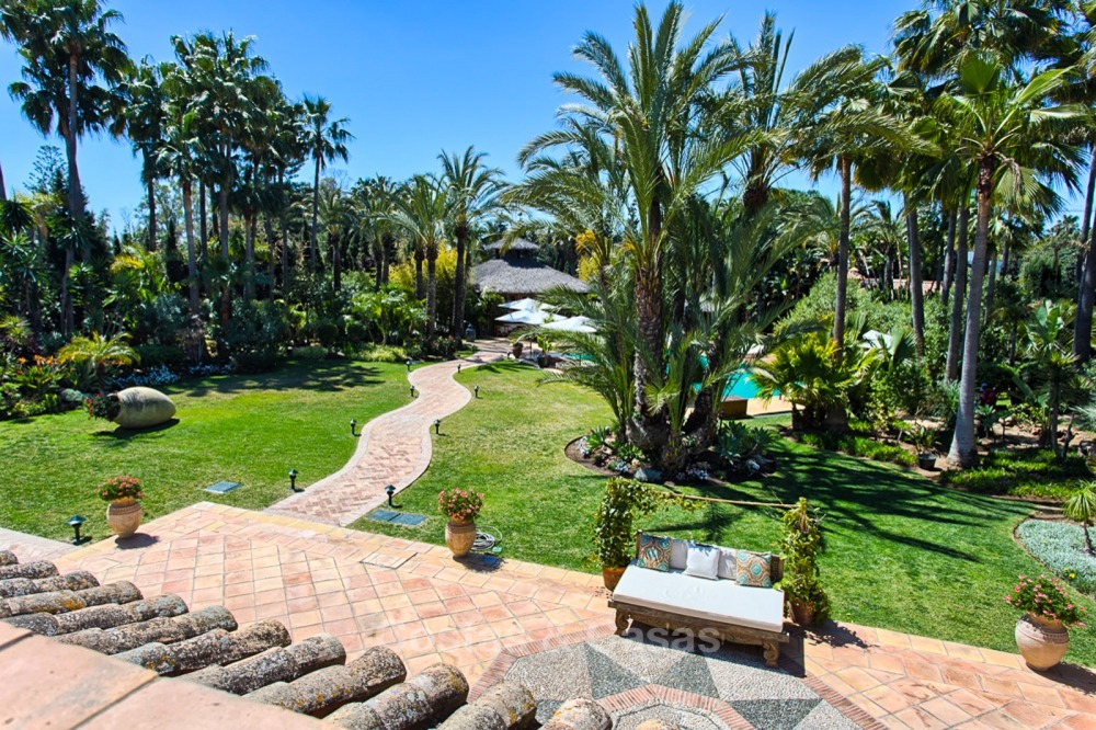 Spectacular beachside luxury villa in Cortijo style for sale in Marbella West 11156