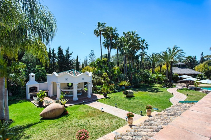 Spectacular beachside luxury villa in Cortijo style for sale in Marbella West 11158 