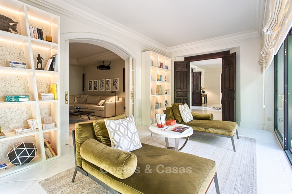 Spectacular beachside luxury villa in Cortijo style for sale in Marbella West 11163