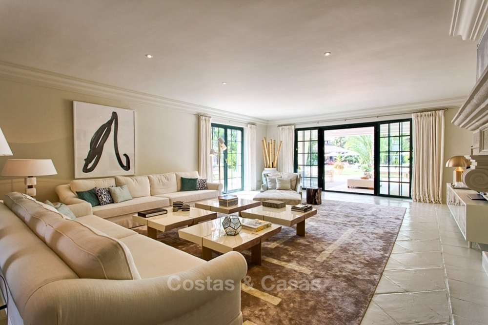 Spectacular beachside luxury villa in Cortijo style for sale in Marbella West 11164