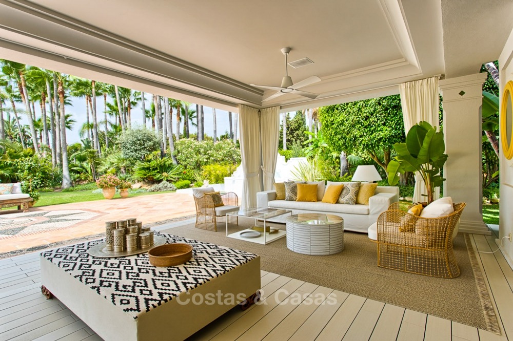 Spectacular beachside luxury villa in Cortijo style for sale in Marbella West 11166