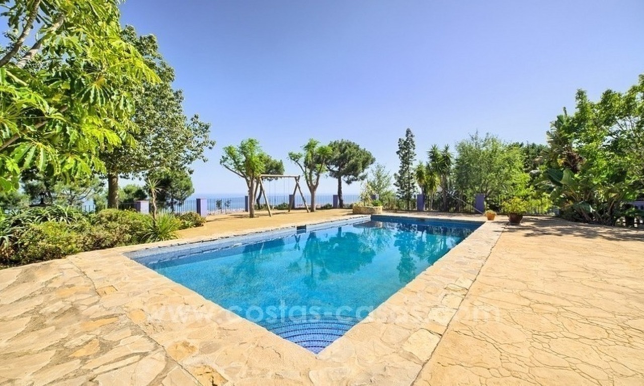 Finca - Villa for sale in Estepona with panoramic sea view 1