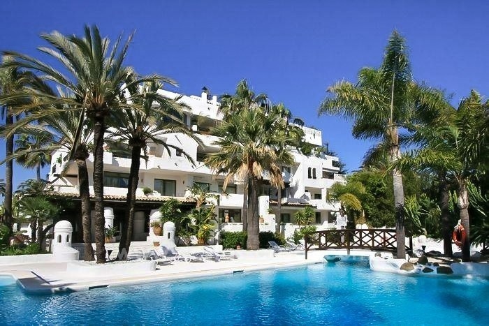 Opportunity! Bargain penthouse apartment for sale, beachside Puerto Banus, Marbella