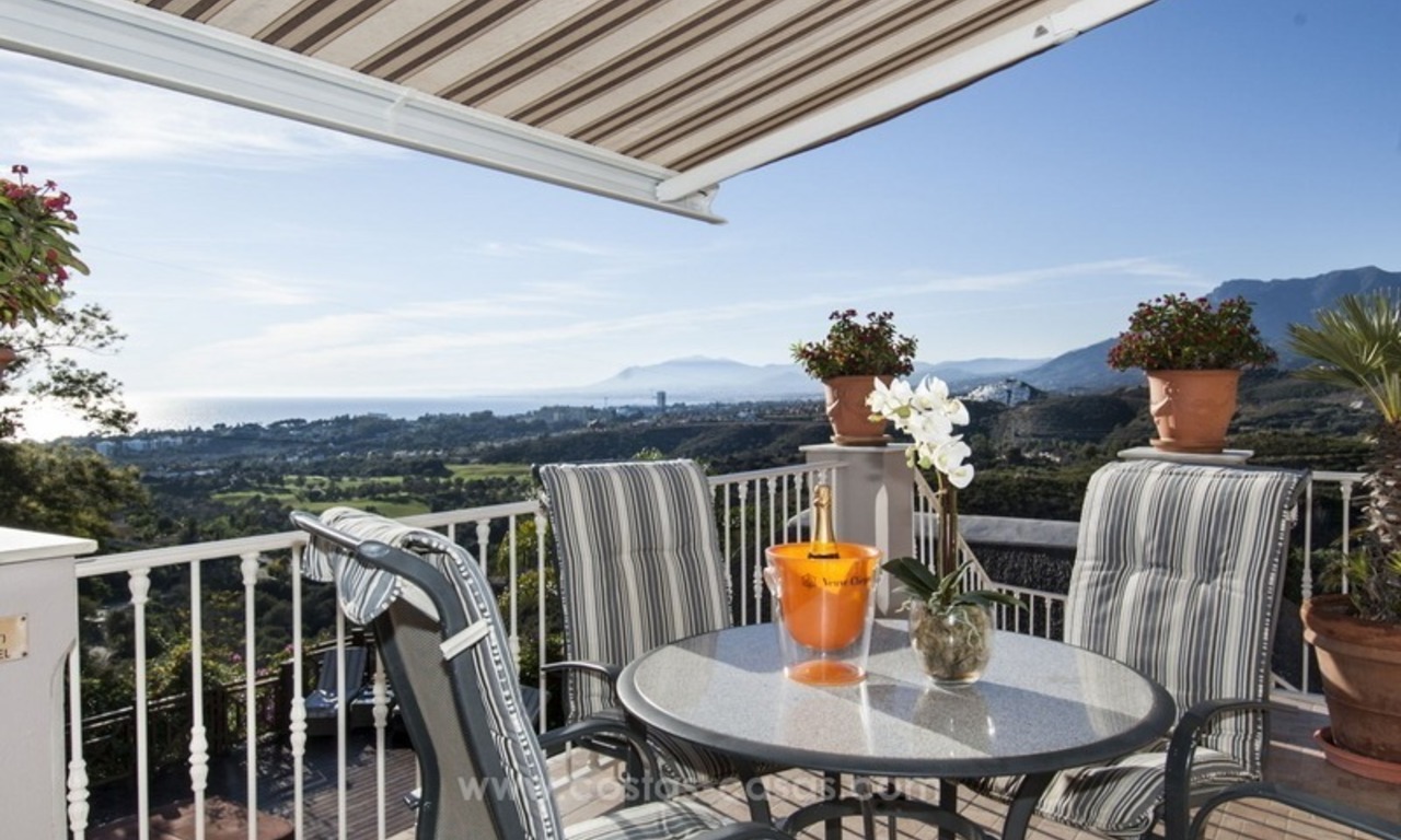 Villa with sea views for sale in East Marbella 3