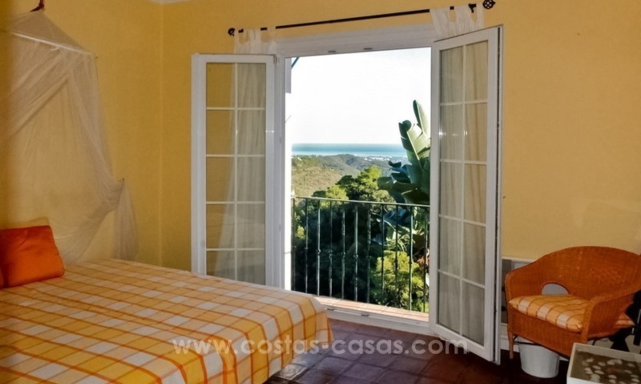 Charming villa for sale with excellent sea views in El Madroñal, Benahavis - Marbella 18