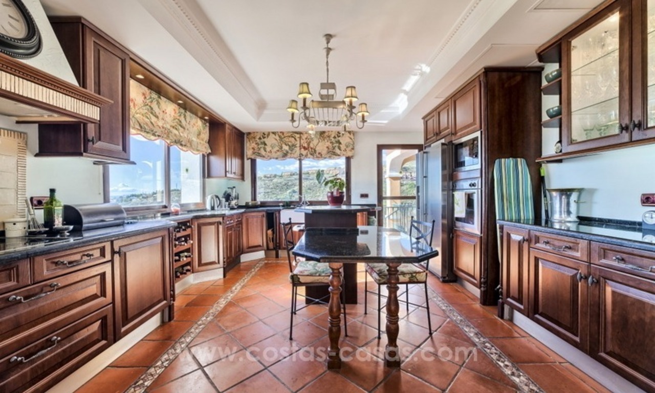 Spacious, quality villa for sale with sea views in Benahavis - Marbella 19