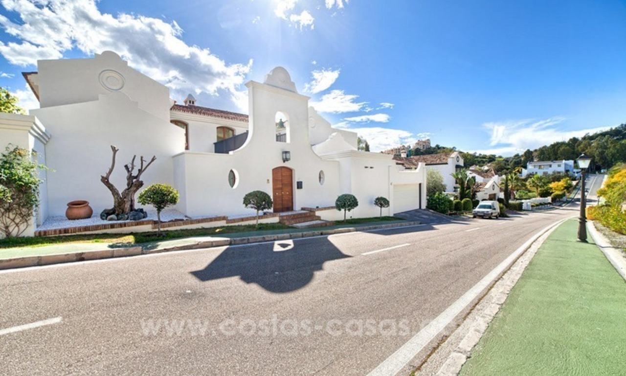 Modern renovated frontline golf villa for sale in Benahavis - Marbella 9
