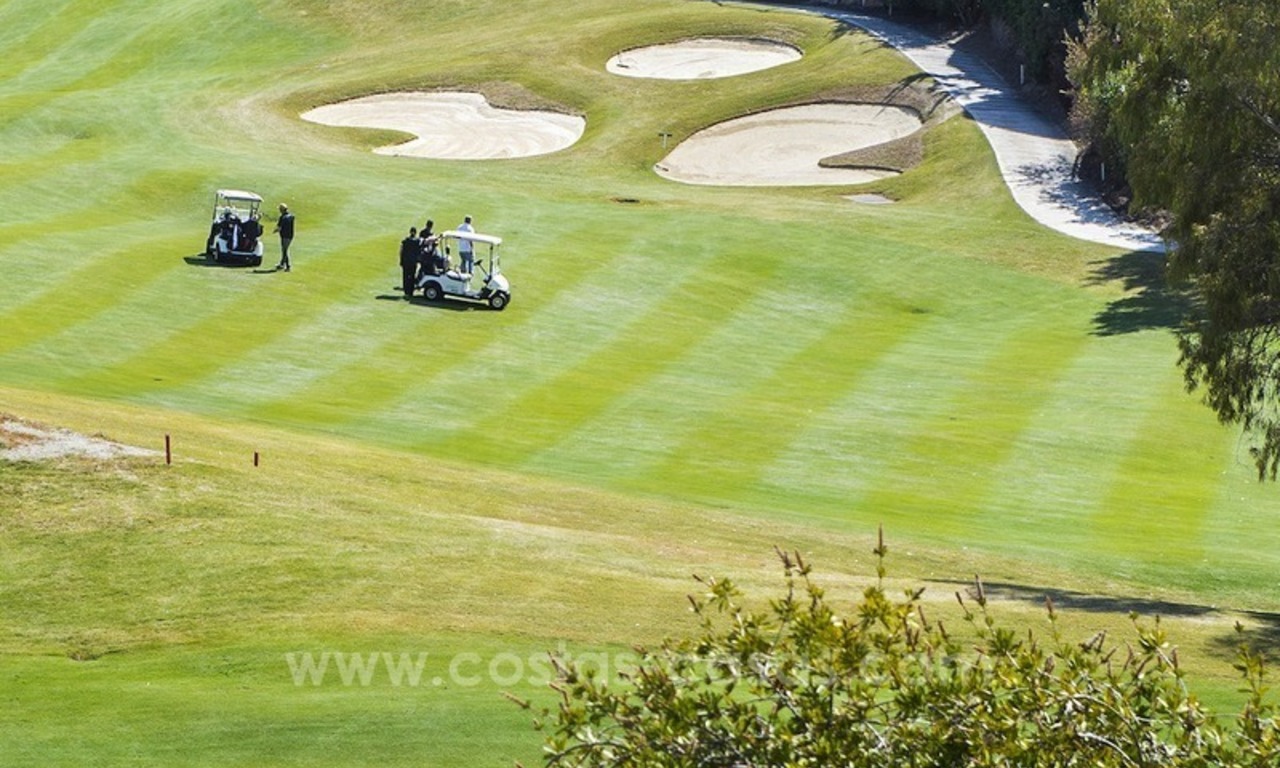 Large frontline golf villa for sale in Nueva Andalucía, Marbella 5