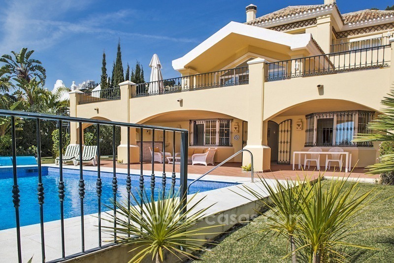 Large frontline golf villa for sale in Nueva Andalucía, Marbella