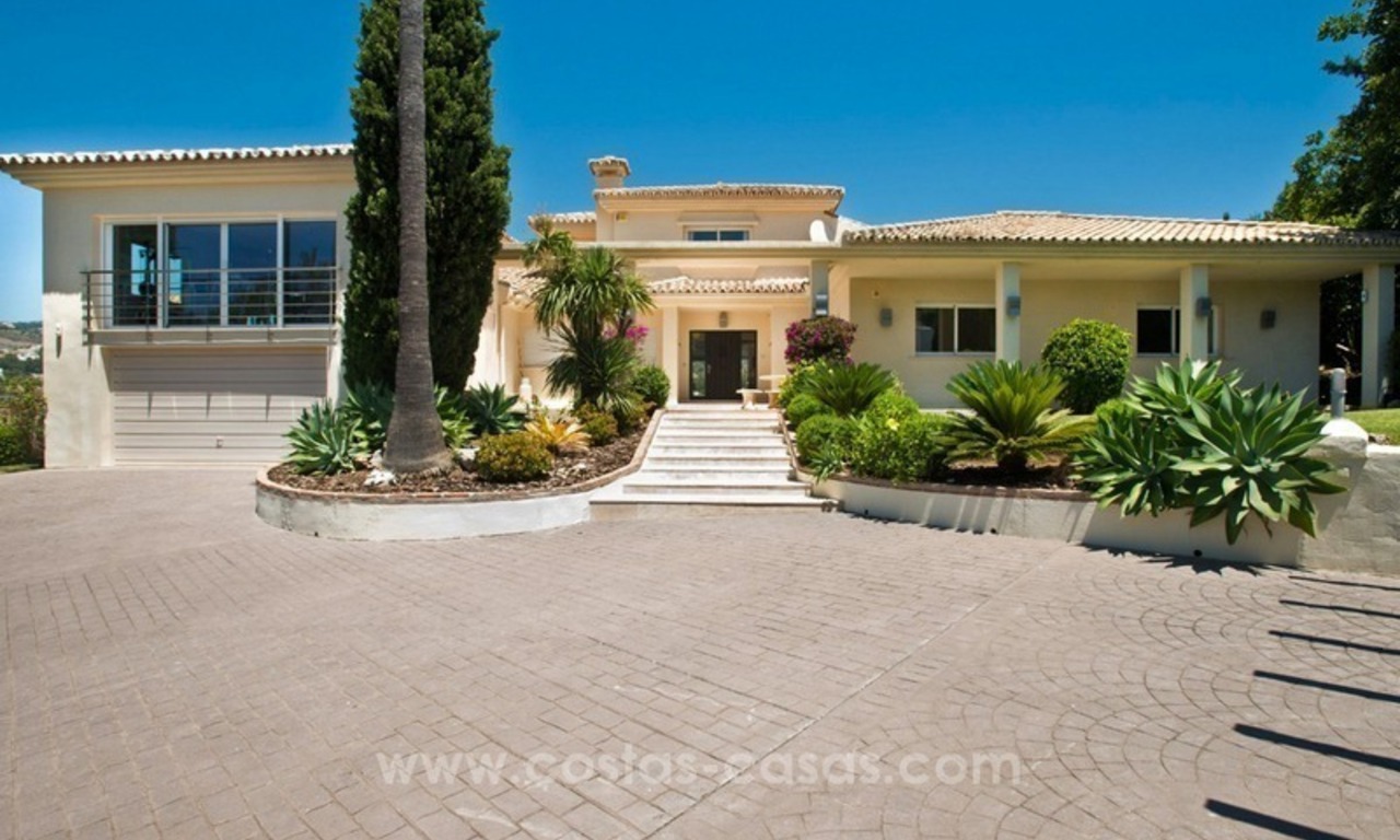 Contemporary refurbished frontline golf villa for sale in Nueva Andalucía, Marbella 6