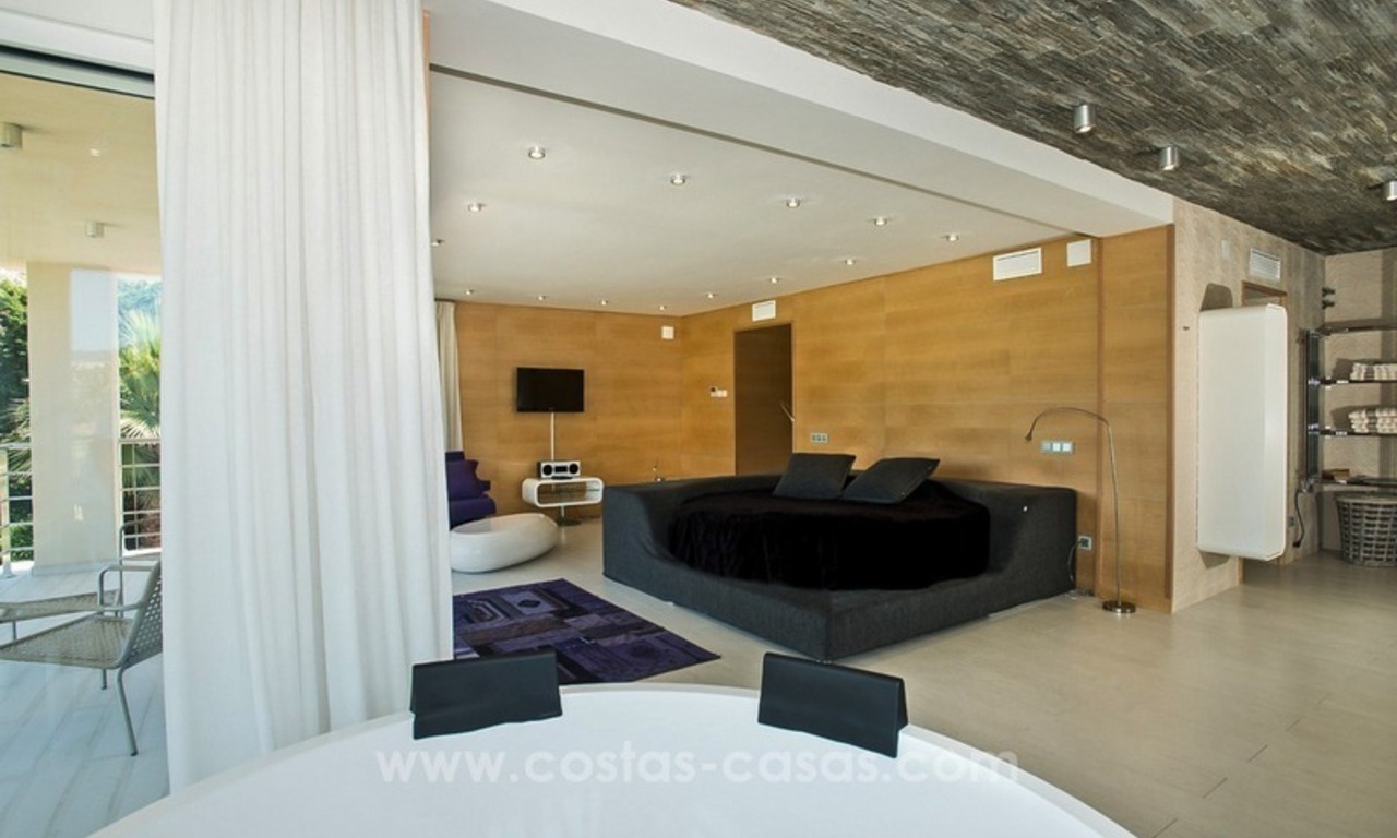 Contemporary refurbished frontline golf villa for sale in Nueva Andalucía, Marbella 16