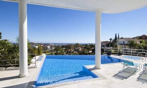 Contemporary golf villa for sale with splendid sea view in an up-market area of Nueva Andalucia - Marbella 