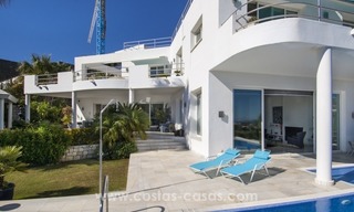 Contemporary golf villa for sale with splendid sea view in an up-market area of Nueva Andalucia - Marbella 4