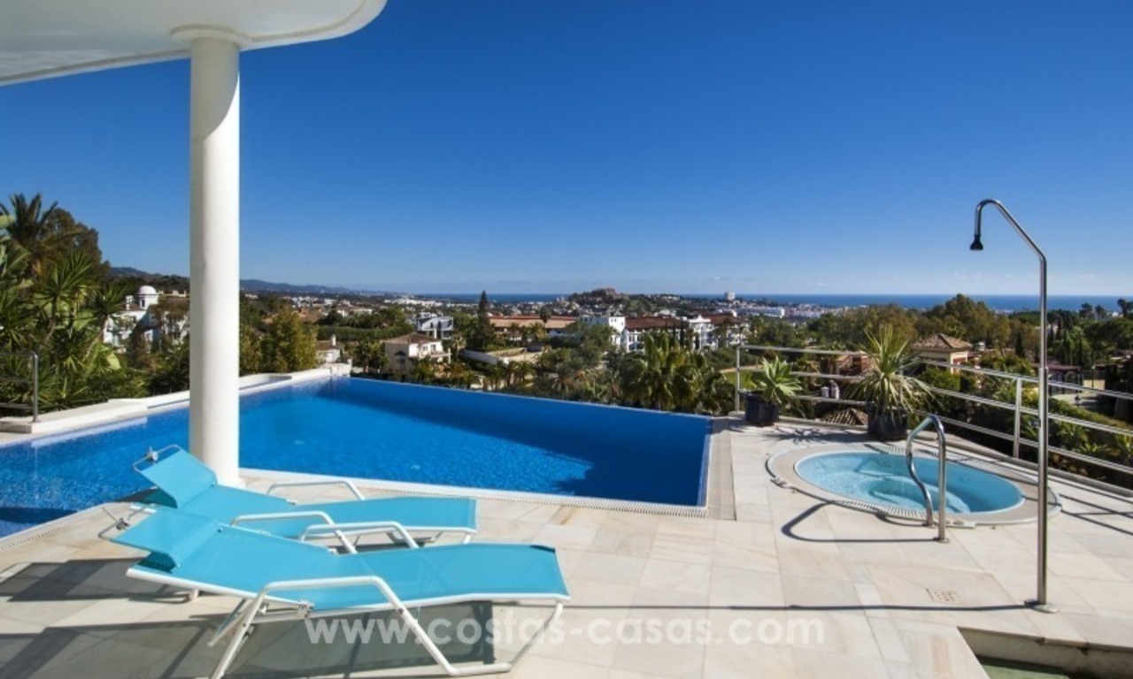 Contemporary golf villa for sale with splendid sea view in an up-market area of Nueva Andalucia - Marbella 5