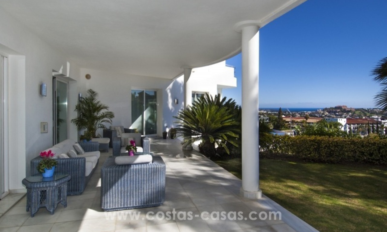 Contemporary golf villa for sale with splendid sea view in an up-market area of Nueva Andalucia - Marbella 8