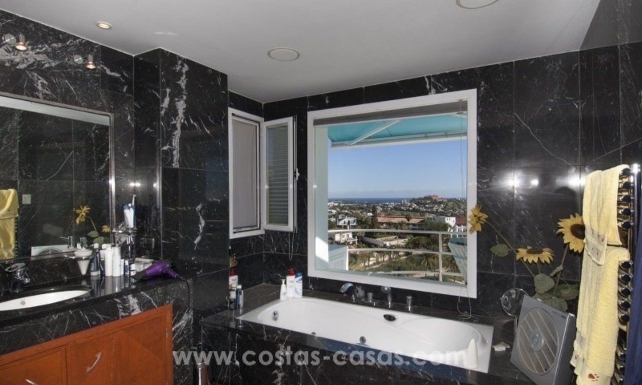 Contemporary golf villa for sale with splendid sea view in an up-market area of Nueva Andalucia - Marbella 22
