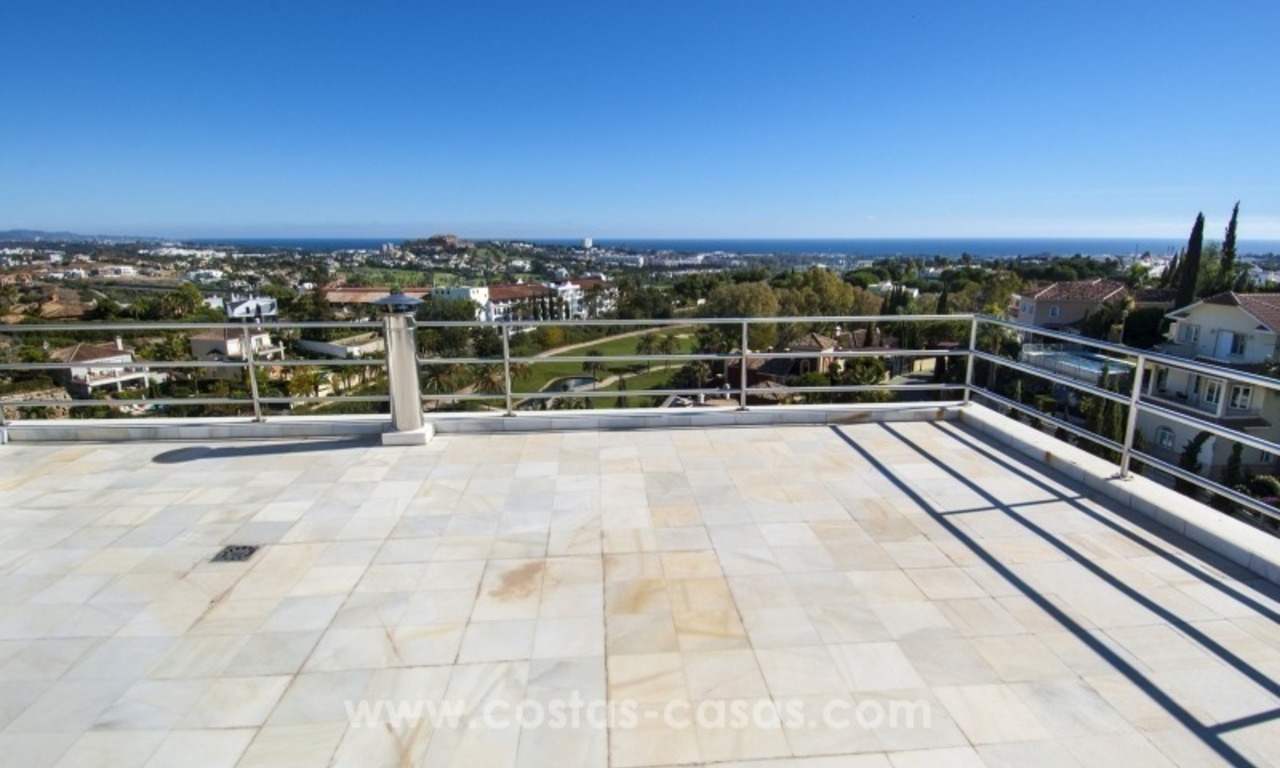 Contemporary golf villa for sale with splendid sea view in an up-market area of Nueva Andalucia - Marbella 30