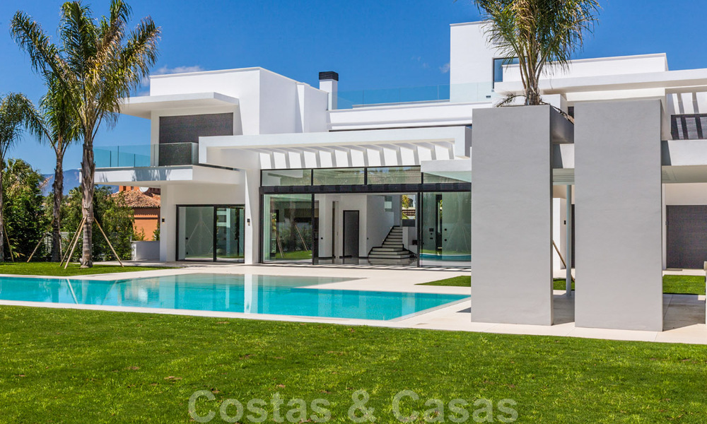 Modern designer Beach Side and golf villas for sale in Guadalmina, Marbella. Ready to move in. 29006