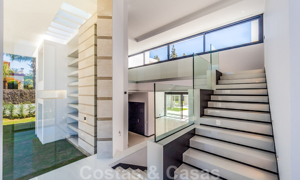 Modern designer Beach Side and golf villas for sale in Guadalmina, Marbella. Ready to move in. 29007