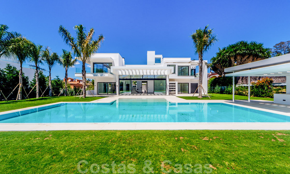 Modern designer Beach Side and golf villas for sale in Guadalmina, Marbella. Ready to move in. 29009