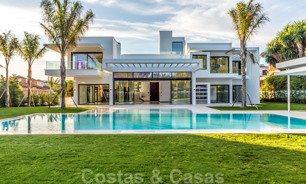 Modern designer Beach Side and golf villas for sale in Guadalmina, Marbella. Ready to move in. 29016