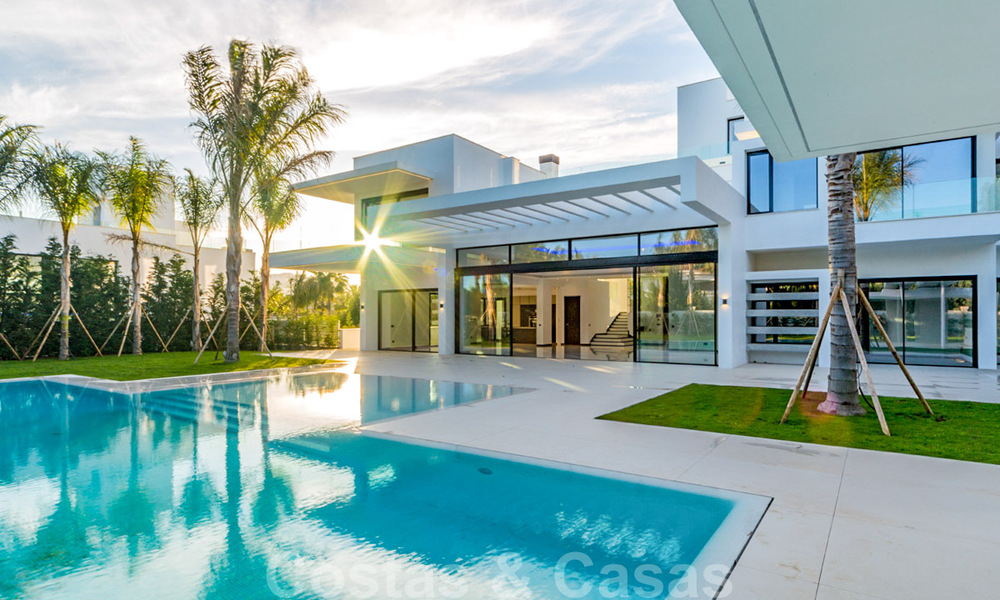 Modern designer Beach Side and golf villas for sale in Guadalmina, Marbella. Ready to move in. 29018