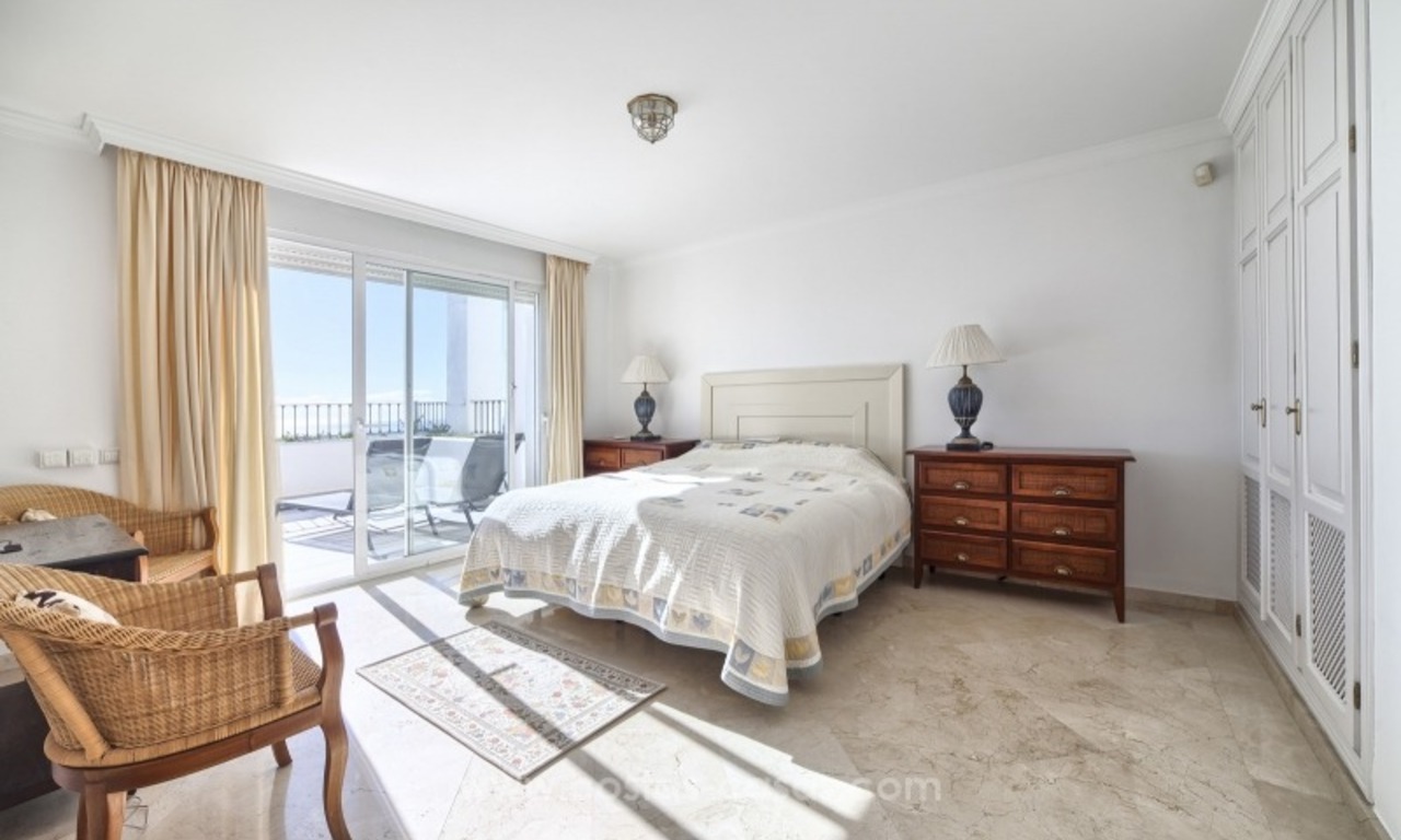 Spacious 4 bedroom penthouse apartment for sale in Benahavis - Marbella 13