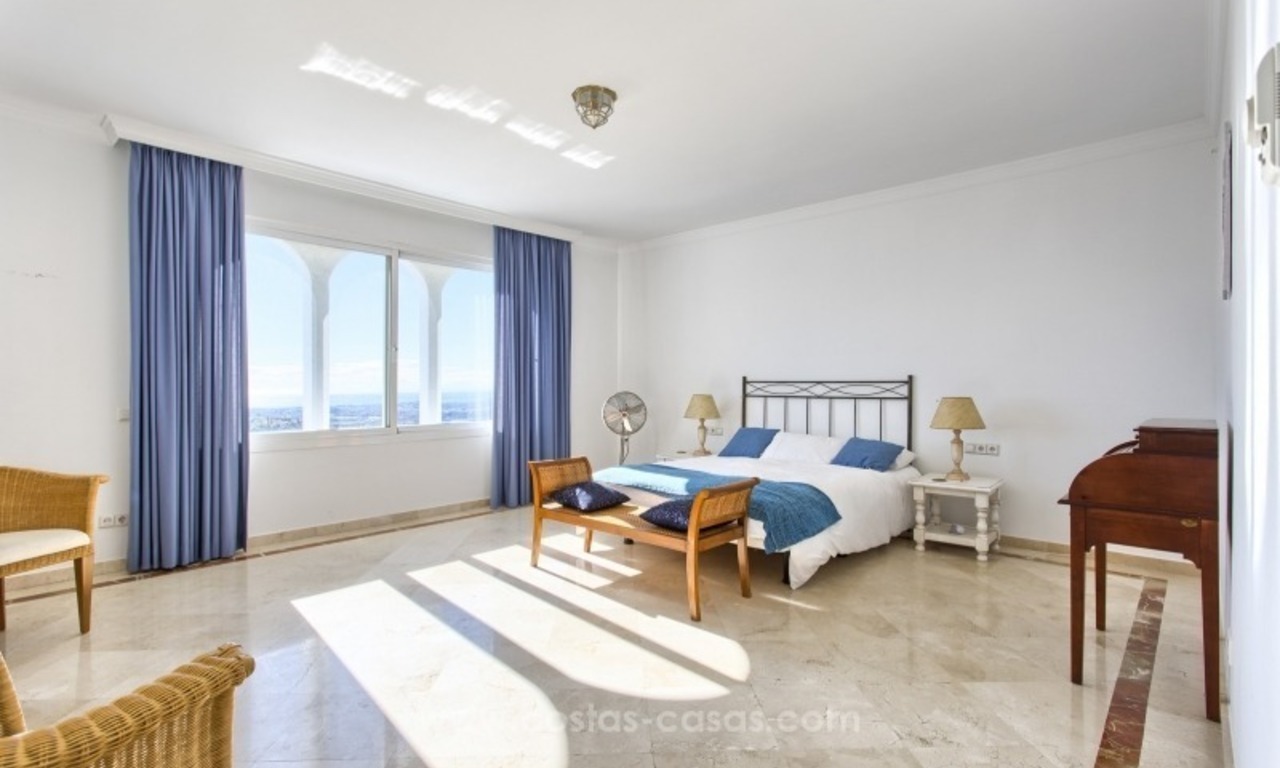 Spacious 4 bedroom penthouse apartment for sale in Benahavis - Marbella 16