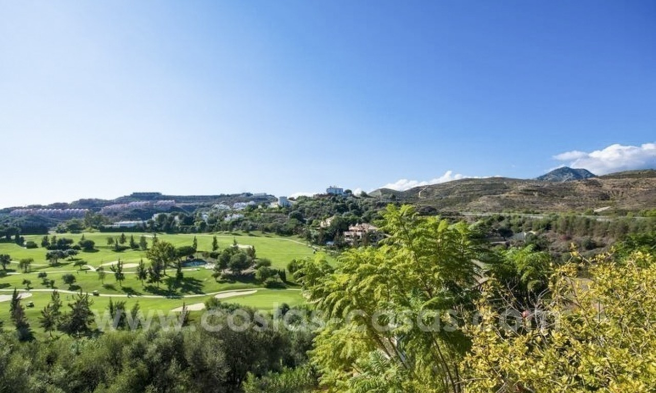 Bargain. Beautiful villa with sea and golf views for sale in Benahavís - Marbella 4