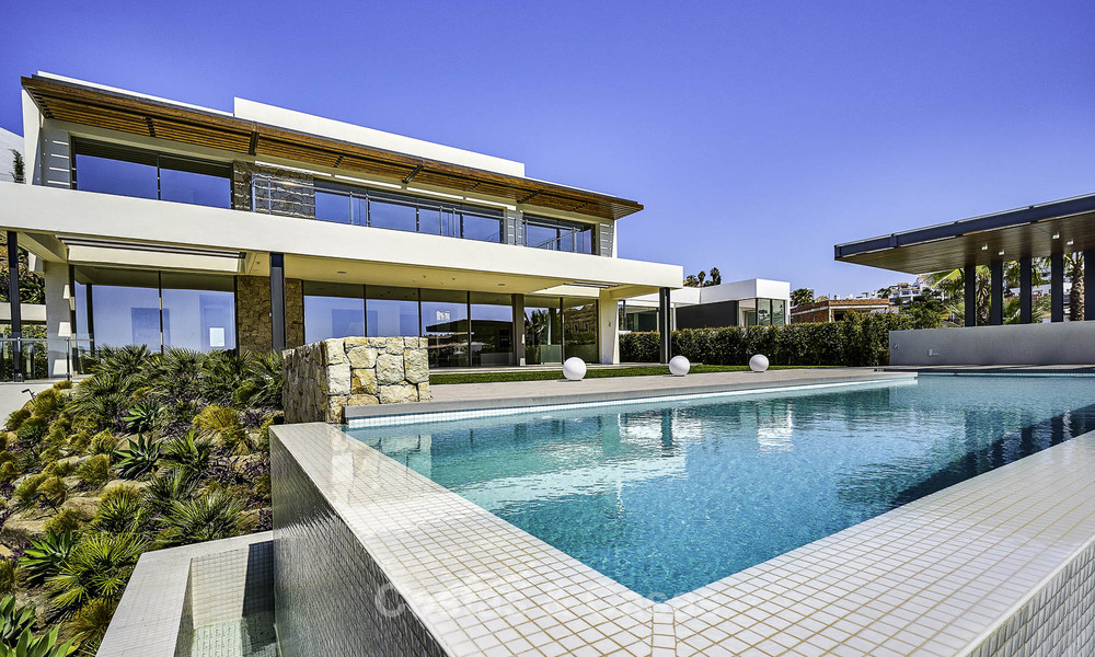 Ready to move in. Modern villa for sale, frontline golf in Benahavis - Marbella 15065