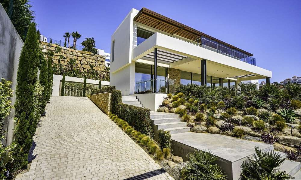 Ready to move in. Modern villa for sale, frontline golf in Benahavis - Marbella 15068