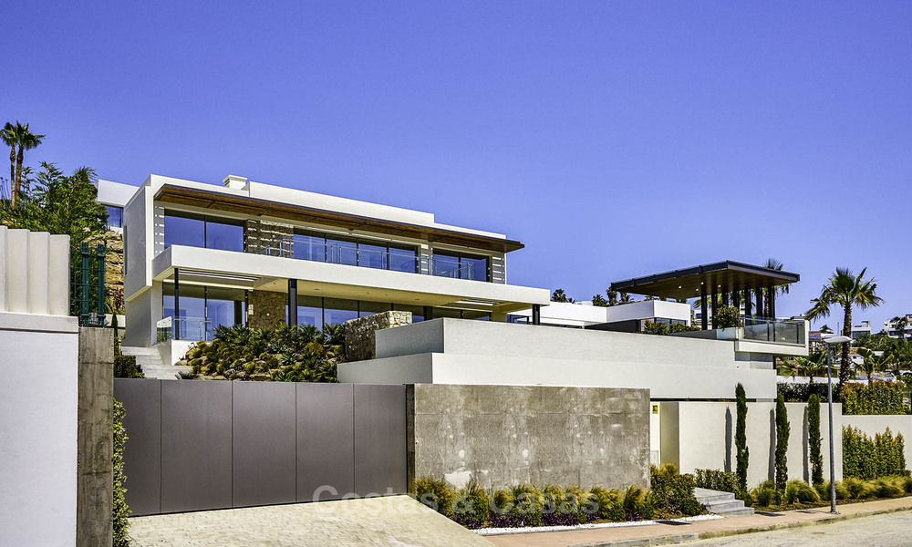 Ready to move in. Modern villa for sale, frontline golf in Benahavis - Marbella 15069