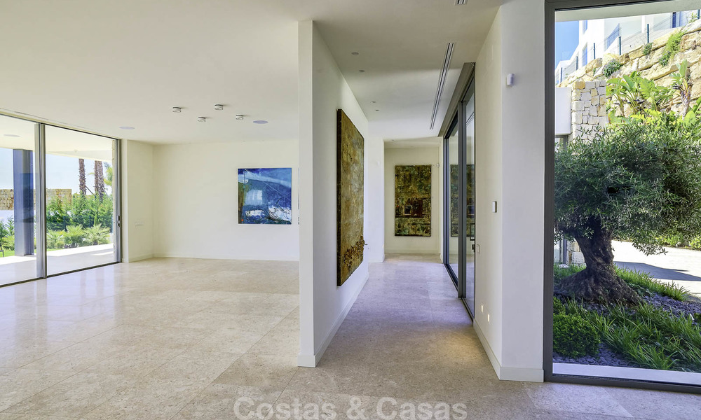 Ready to move in. Modern villa for sale, frontline golf in Benahavis - Marbella 15073