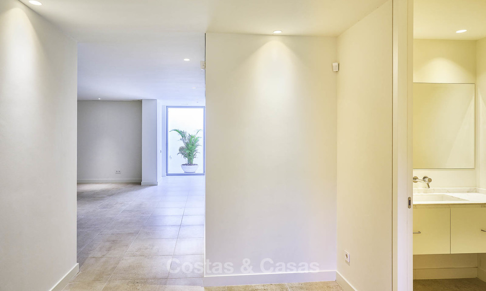 Ready to move in. Modern villa for sale, frontline golf in Benahavis - Marbella 15086