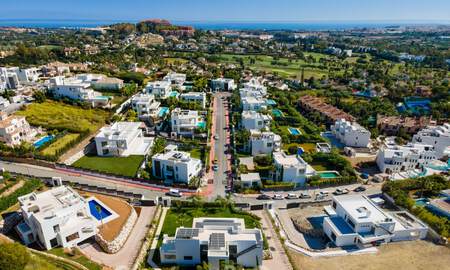 New contemporary villas with golf and sea views for sale in Nueva Andalucía, Marbella. Ready to move in. LAST VILLA! 28968