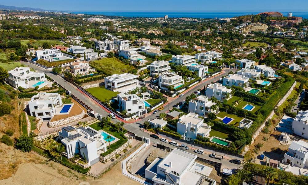 New contemporary villas with golf and sea views for sale in Nueva Andalucía, Marbella. Ready to move in. LAST VILLA! 28995