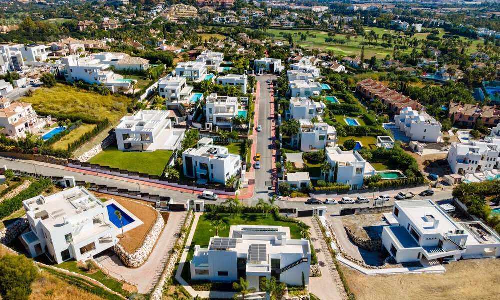New contemporary villas with golf and sea views for sale in Nueva Andalucía, Marbella. Ready to move in. LAST VILLA! 28996