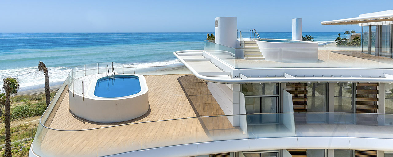 Spectacular modern luxury beachfront penthouses for sale in Estepona, Costa del Sol. Ready to move in. Promotion!
