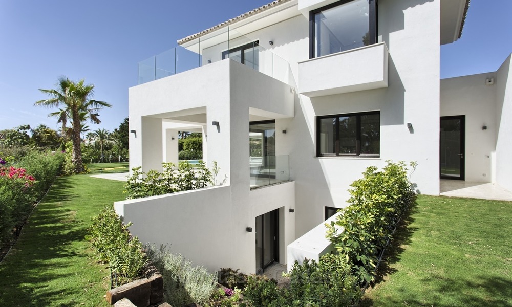 Brand-new, Beachside, Contemporary Style Villa for sale, Ready to Move in, Marbella West 1525