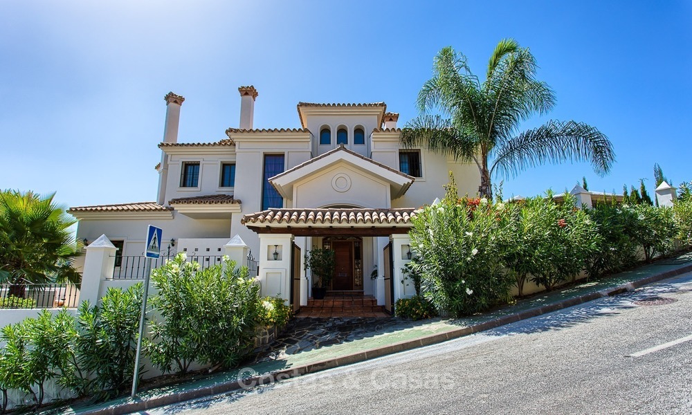 Sea- and Mountain View Villa for sale in Gated Community in La Quinta, Benahavis - Marbella 2039