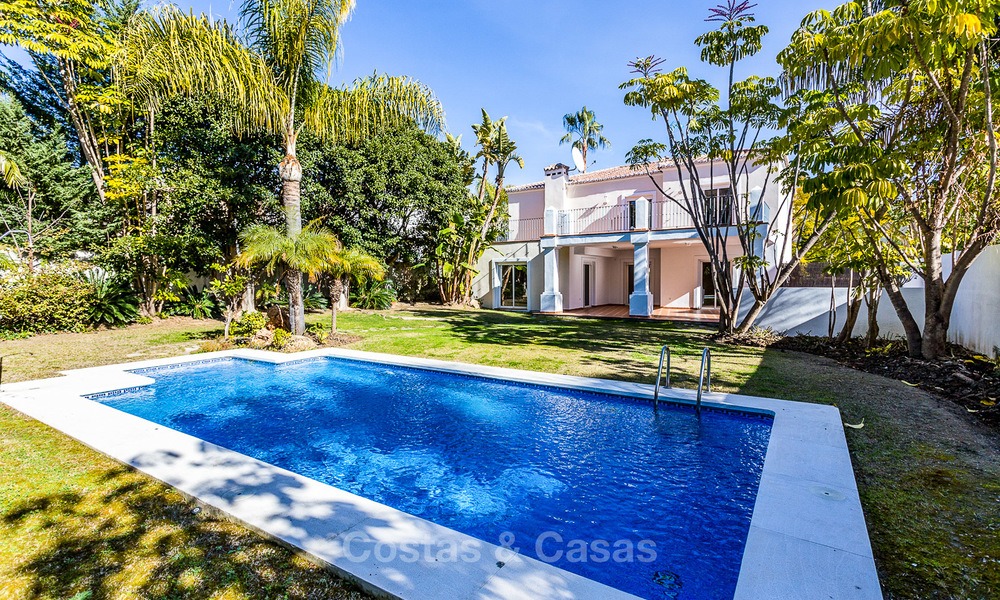 Villa for sale within walking distance of the golf course and commercial centre in Guadalmina, Marbella 3233