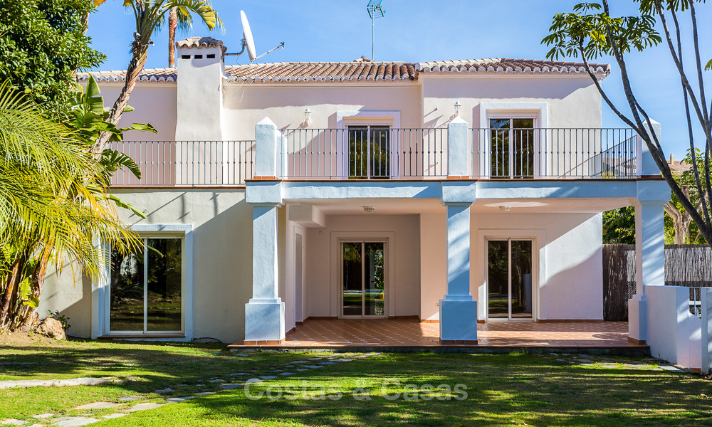 Villa for sale within walking distance of the golf course and commercial centre in Guadalmina, Marbella 3254