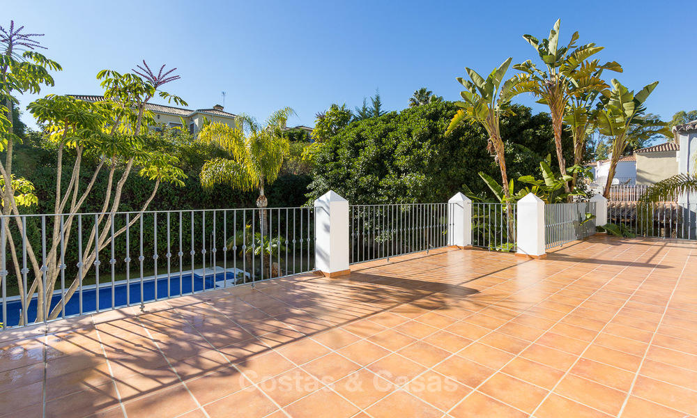 Villa for sale within walking distance of the golf course and commercial centre in Guadalmina, Marbella 3259