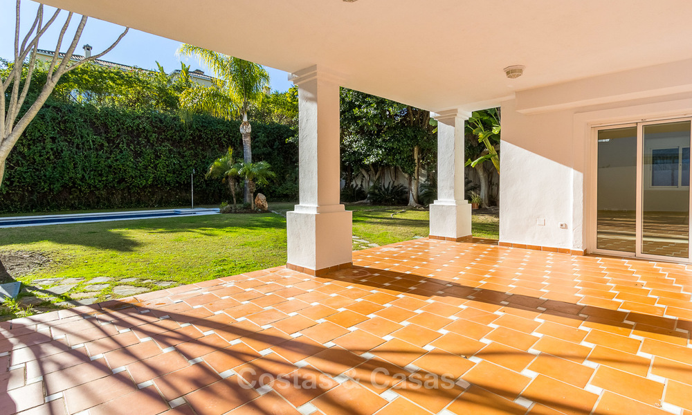 Villa for sale within walking distance of the golf course and commercial centre in Guadalmina, Marbella 3265